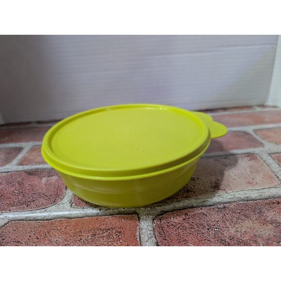 Lot of 2 Tupperware 2415B Cereal Bowls and Lids Seals Lime Green & Orange - Picture 5 of 7